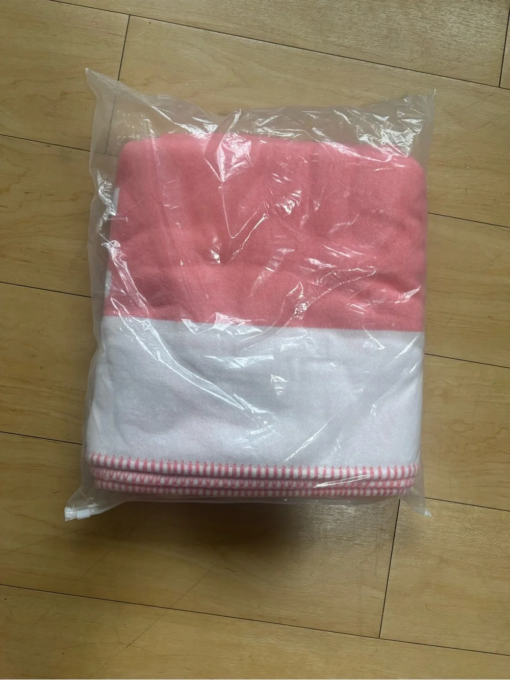 NWT Pink and White H-Block Knit Throw Blanket